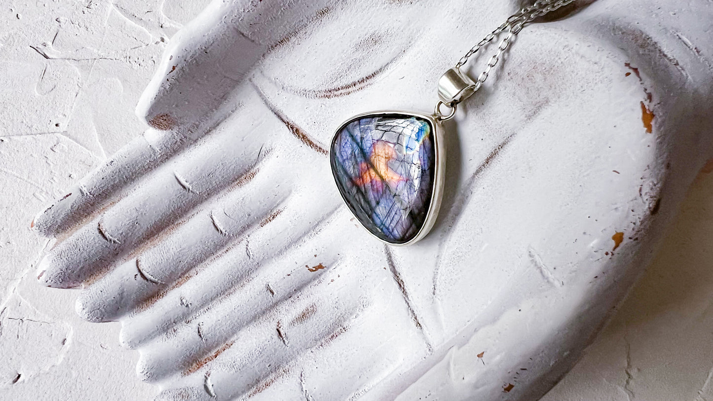 Labradorite and Silver Pendant Necklace – Aurora Whisper