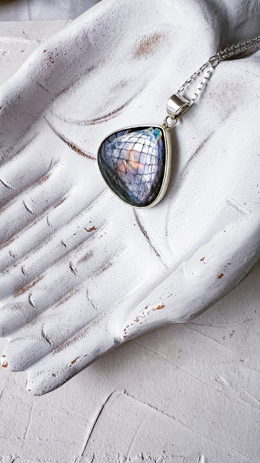 Labradorite and Silver Pendant Necklace – Aurora Whisper